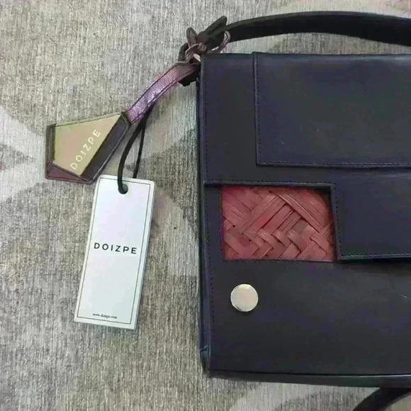 NWT Black Leather Crossbody Purse - Palm Leaf Applique made of Mayan Palms - Picture 3 of 10